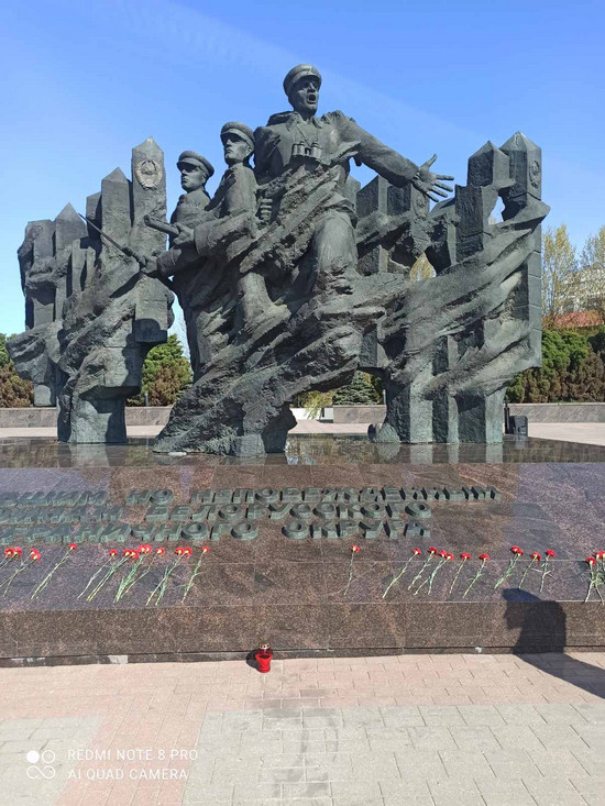 С лампадой вечного огня_МГУ_Кулешова