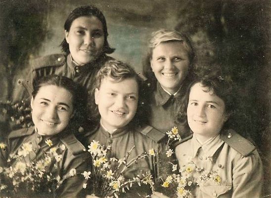 Студентки Могилевского государственного педагогического института имени И. Д. Папанина в первые дни после окончания Великой Отечественной войны, 1945 год
