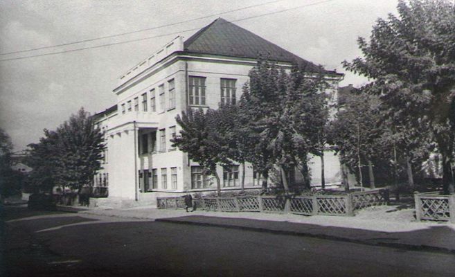Здание, в котором проходили занятия в первые послевоенные годы