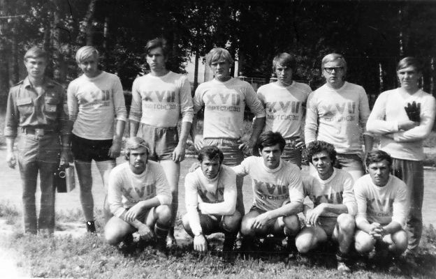 Футбольная команда студентов института в строительном отряде (первый слева – будущий ректор университета К. М. Бондаренко), 1970-е годы